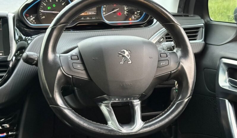 
								PEUGEOT 2008 PURETECH 1.2 AT full									