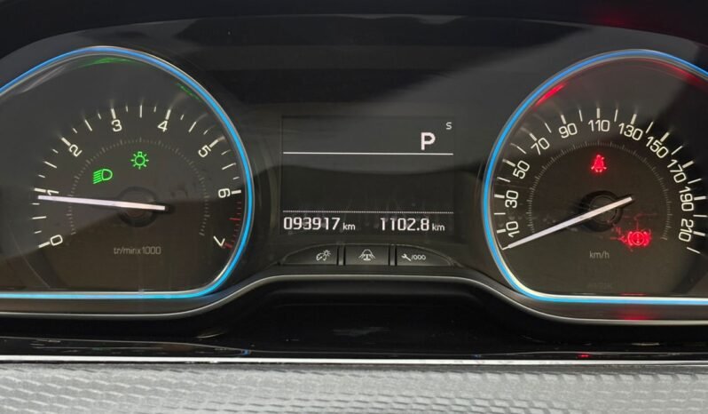 
								PEUGEOT 2008 PURETECH 1.2 AT full									