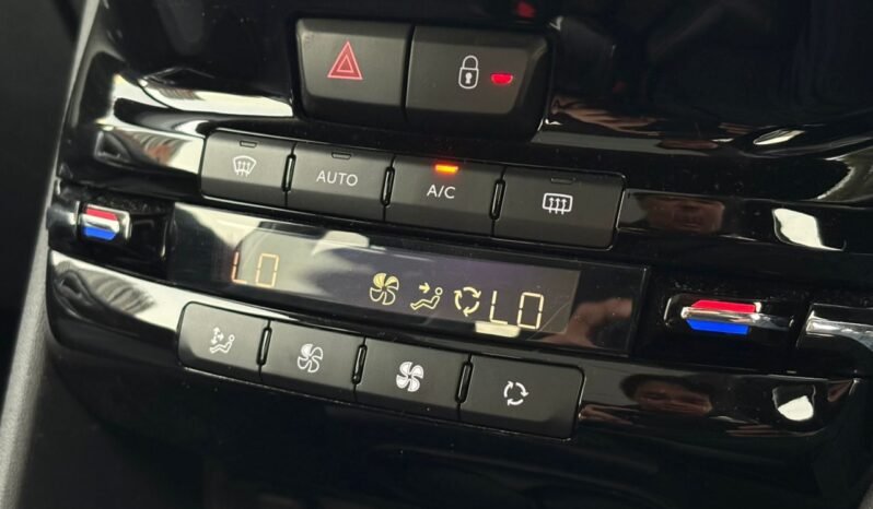 
								PEUGEOT 2008 PURETECH 1.2 AT full									