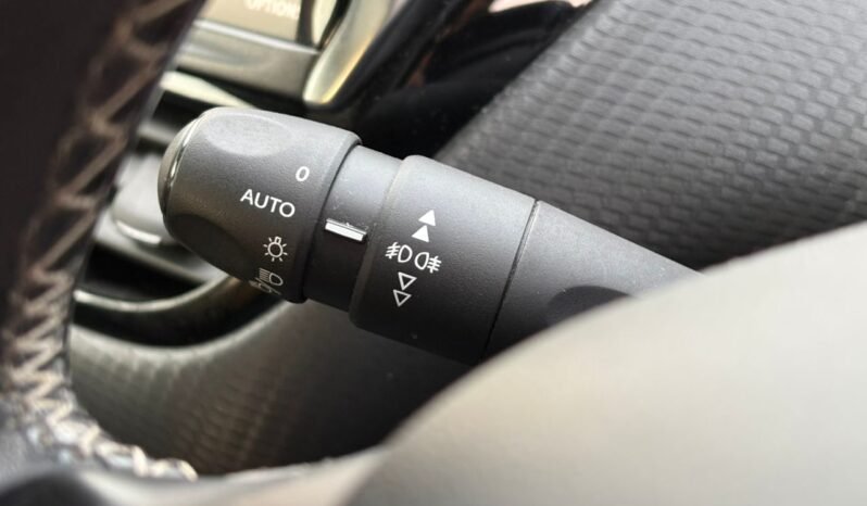 
								PEUGEOT 2008 PURETECH 1.2 AT full									