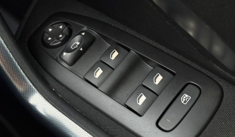 
								PEUGEOT 2008 PURETECH 1.2 AT full									