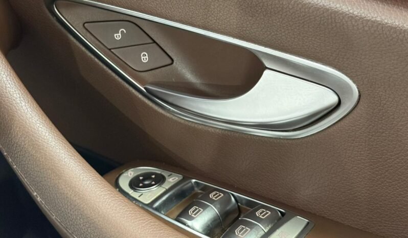 
								2017 Mercedes-Benz E200 2.0 Avantgarde Sedan NEW CAR CONDITION/ 3 YEARS WARRANTY/ ONE OWNER full									