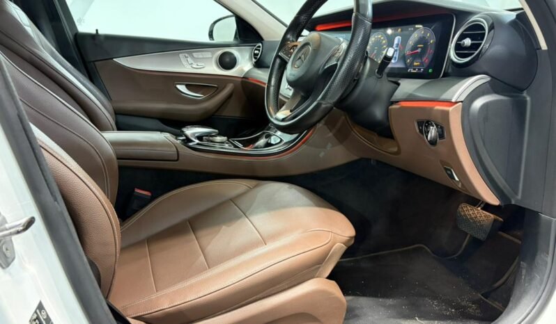 
								2017 Mercedes-Benz E200 2.0 Avantgarde Sedan NEW CAR CONDITION/ 3 YEARS WARRANTY/ ONE OWNER full									